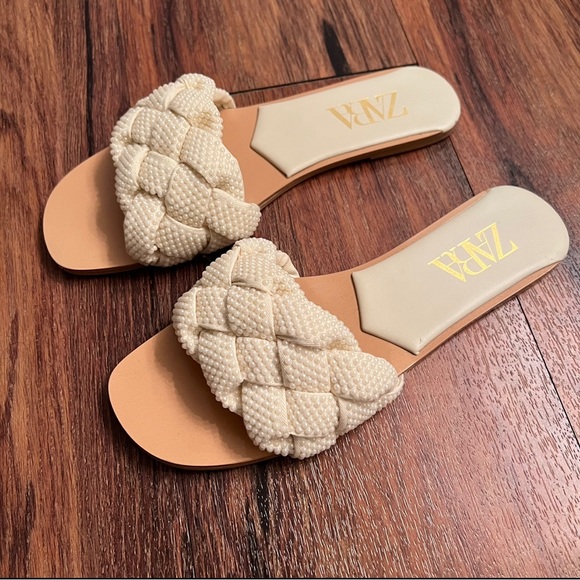 Pearl Detail Woven Slide Sandals! EUC! - Picture 6 of 9